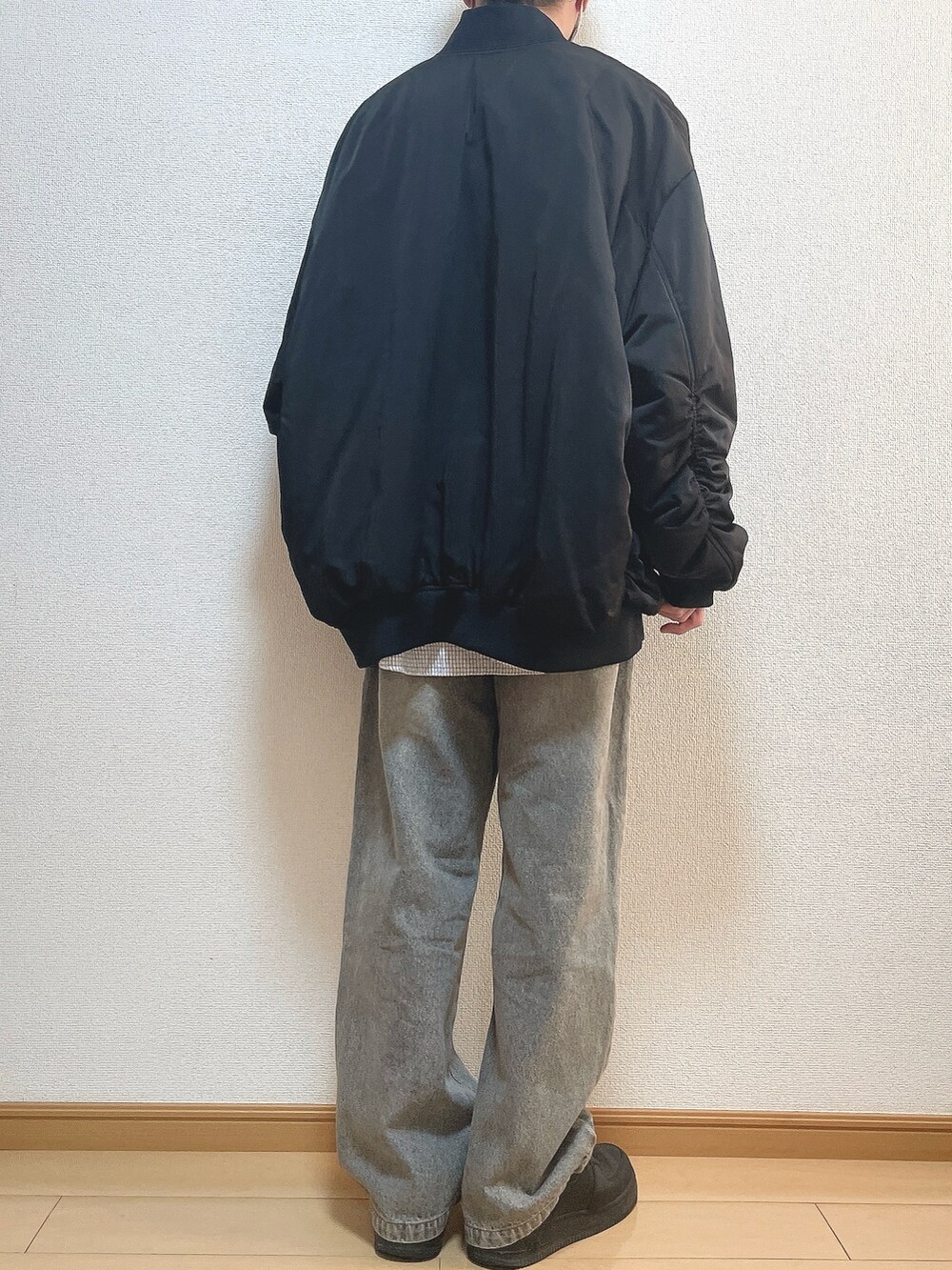 ブラック系のMA-1、ブラック系のシャツ/ブラウス、ブラック系のTシャツ/カットソーを着用したメンズの冬コーディネートの4枚目の写真