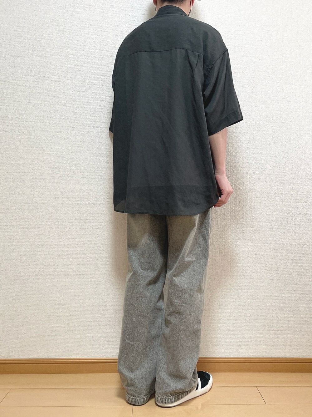 グレー系のシャツ/ブラウス、ホワイト系のTシャツ/カットソー、ブラック系のデニムパンツを着用したメンズの春コーディネートの4枚目の写真