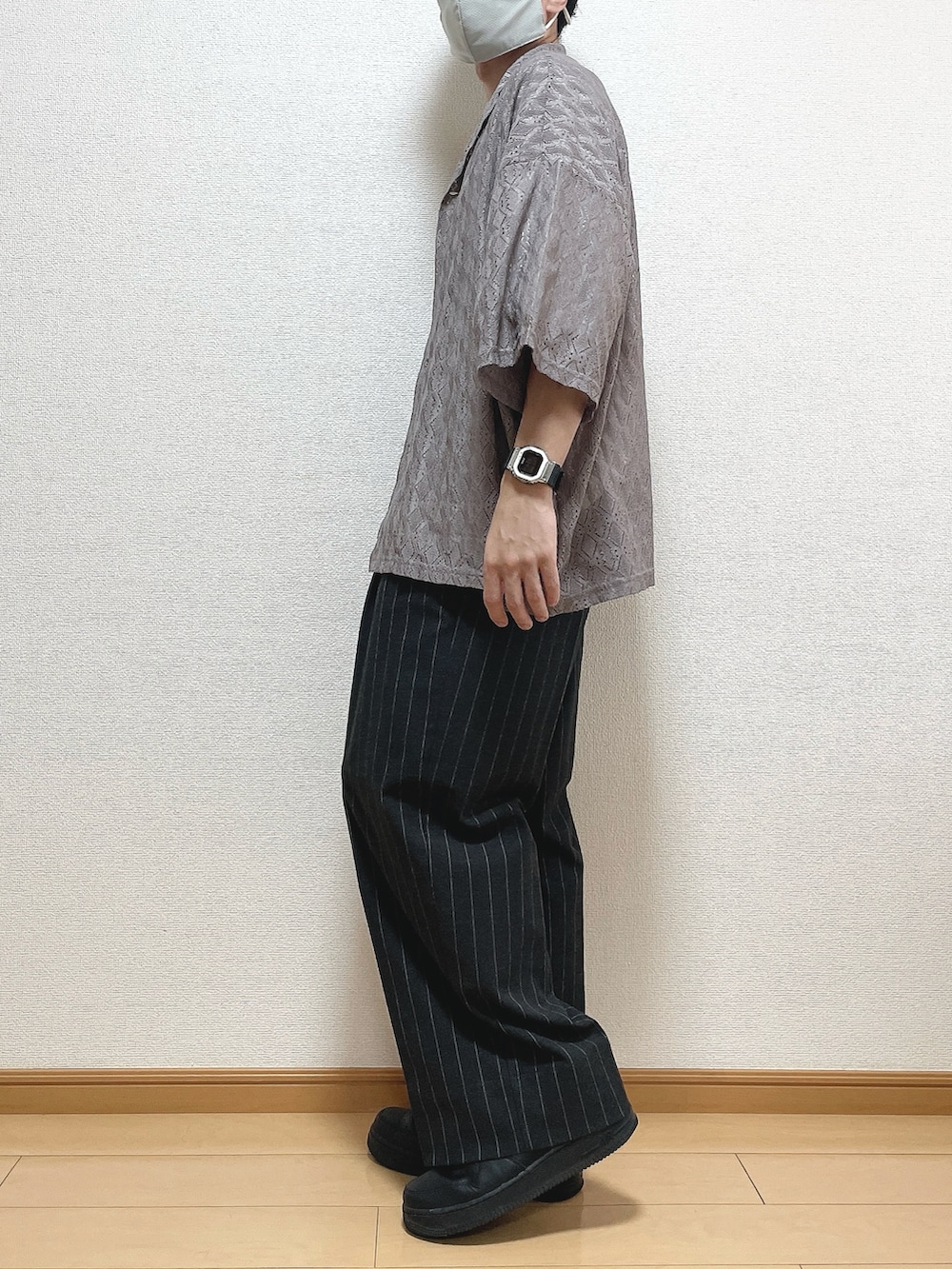 ベージュ系のシャツ/ブラウス、ホワイト系のTシャツ/カットソー、ブラック系のパンツを着用したメンズの秋コーディネートの2枚目の写真