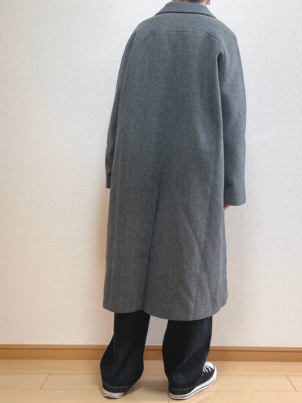 グレー系のステンカラーコート、ブラウン系のスウェット、ブラック系のTシャツ/カットソーを着用したメンズの冬コーディネートの4枚目の写真
