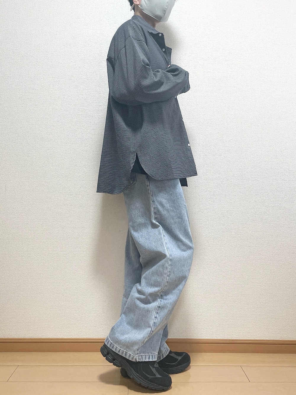 その他のシャツ/ブラウス、ブラック系のTシャツ/カットソー、ブルー系のデニムパンツを着用したメンズの春コーディネートの2枚目の写真