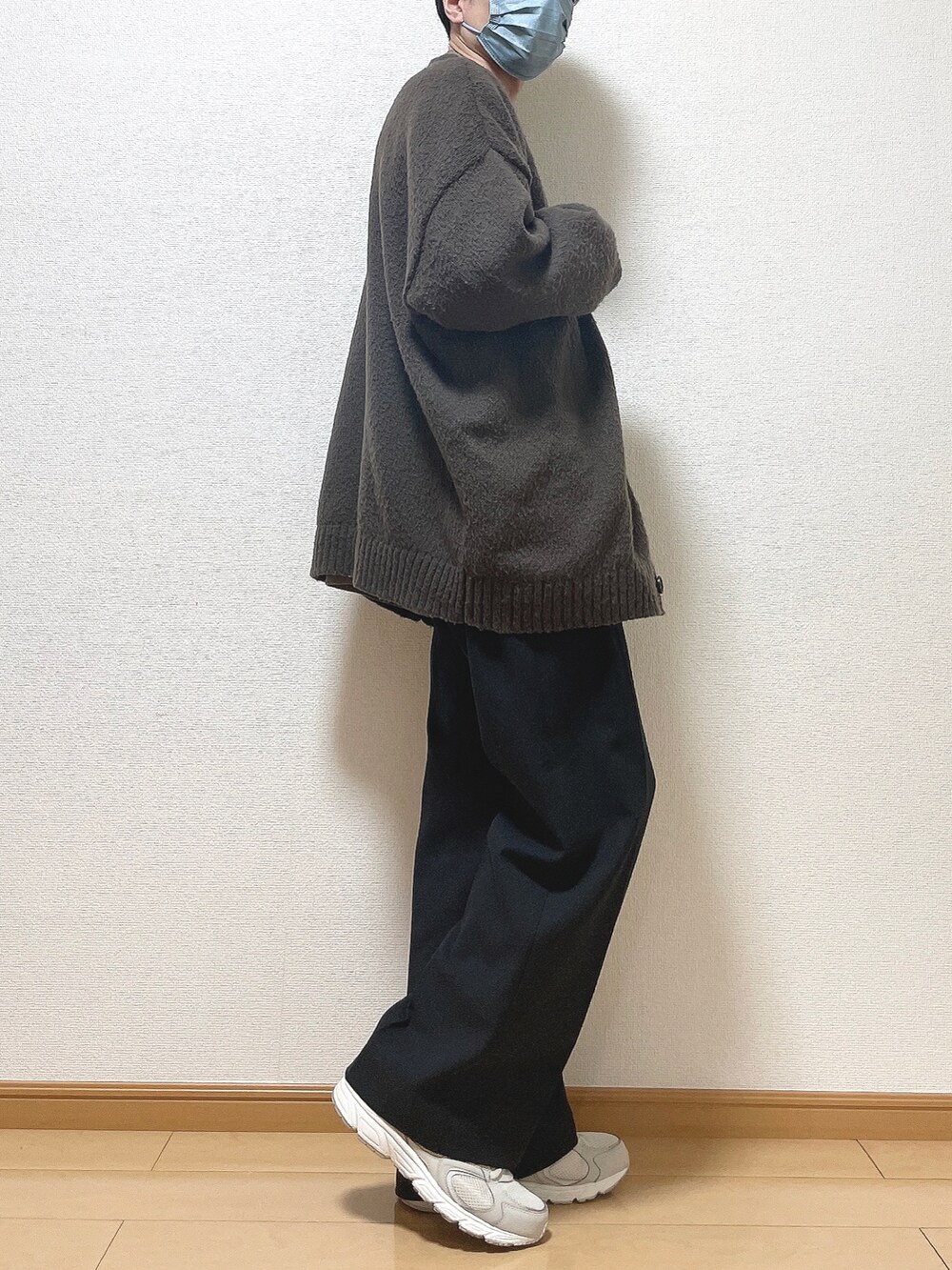 ブラウン系のカーディガン/ボレロ、ブラウン系のシャツ/ブラウス、ブラック系のその他パンツを着用したメンズの冬コーディネートの2枚目の写真