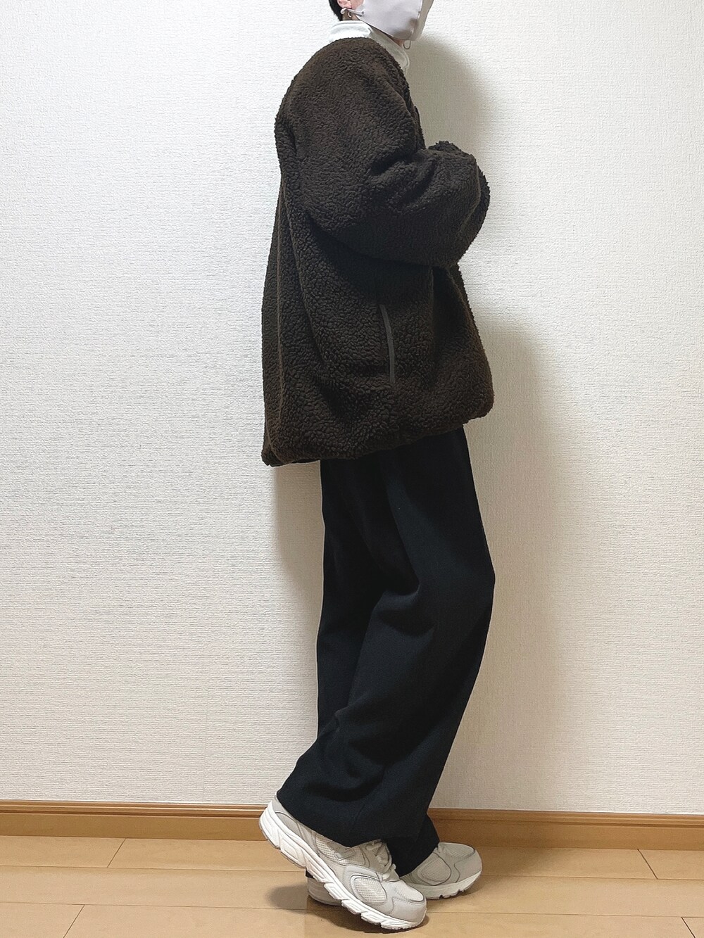 ブラウン系のブルゾン、グレー系のスウェット、ブラック系のその他パンツを着用したメンズの冬コーディネートの2枚目の写真