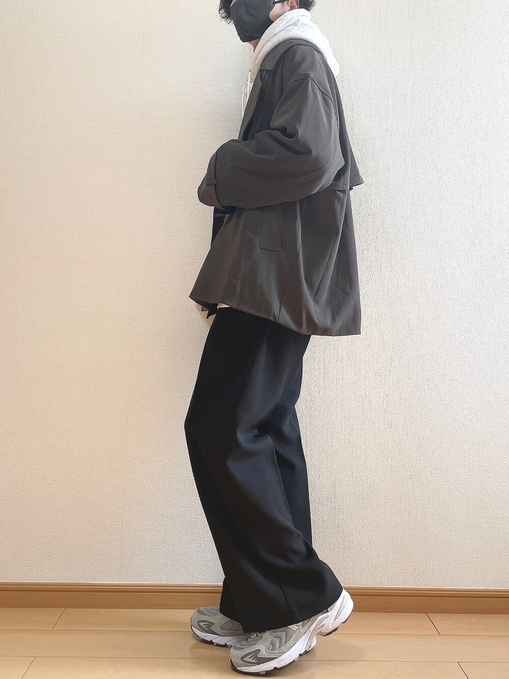 ブラウン系のトレンチコート、グレー系のパーカー、ブラック系のその他パンツを着用したメンズの秋コーディネートの3枚目の写真