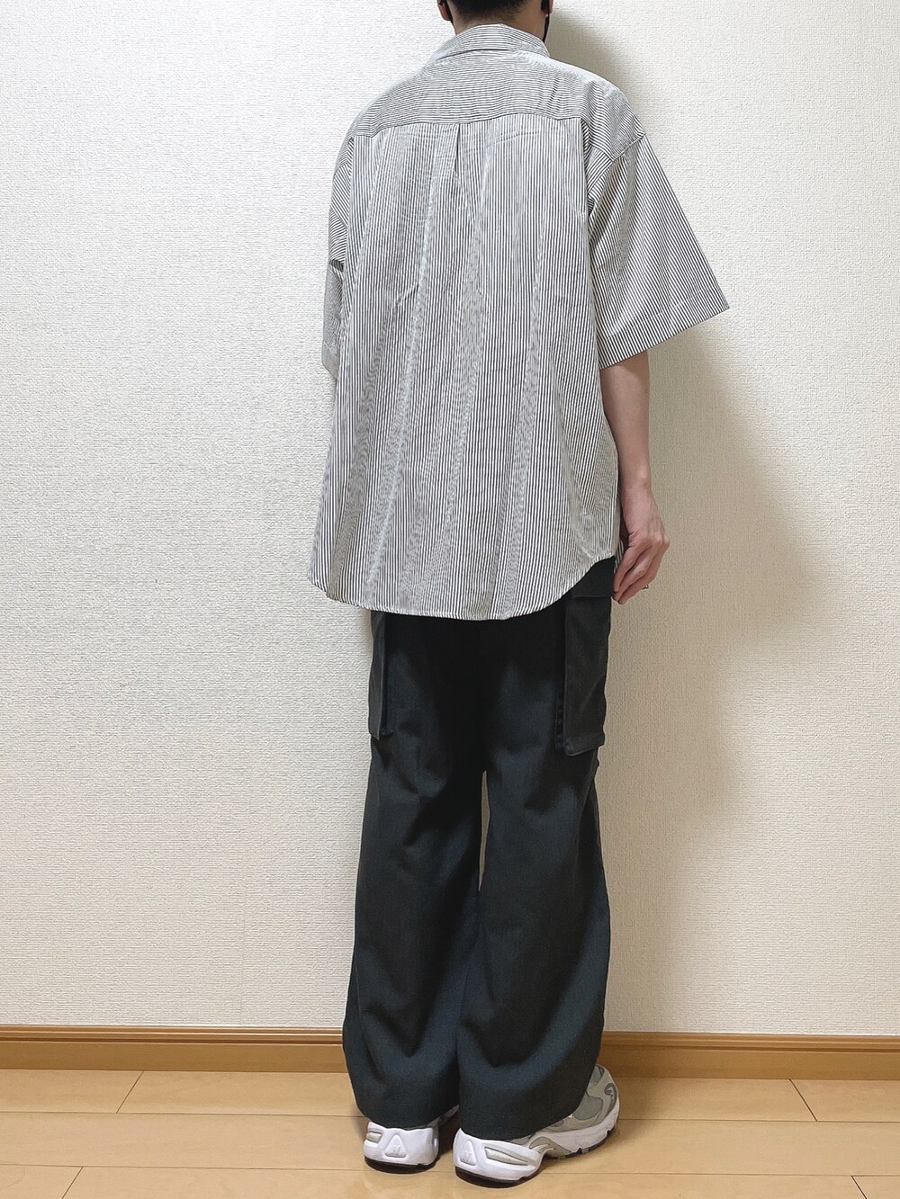 ブルー系のシャツ/ブラウス、ホワイト系のTシャツ/カットソー、グレー系のカーゴパンツを着用したメンズの春コーディネートの4枚目の写真