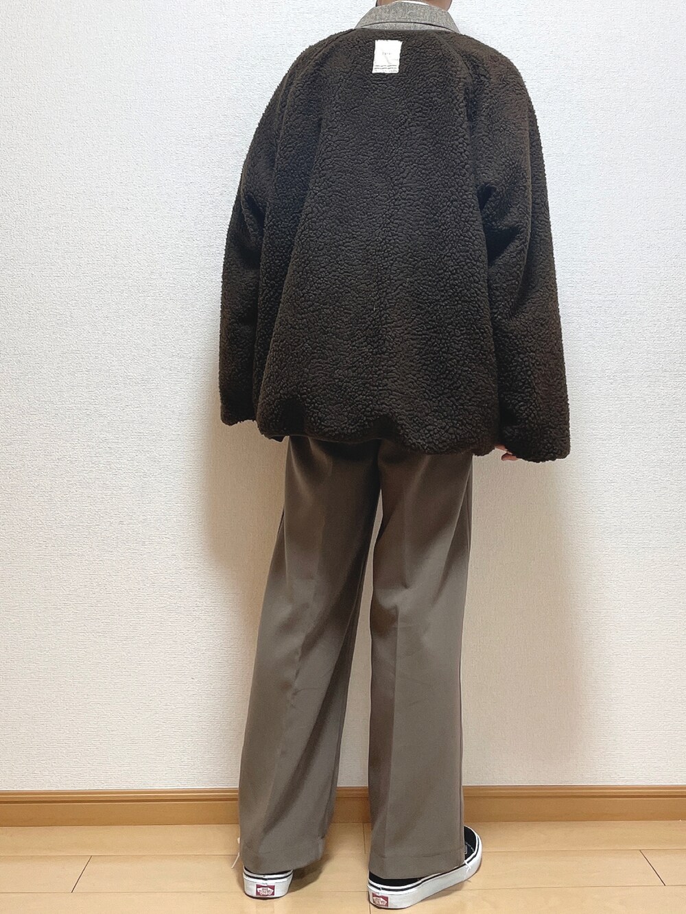 ブラウン系のブルゾン、ブラウン系のシャツ/ブラウス、ホワイト系のTシャツ/カットソーを着用したメンズの冬コーディネートの4枚目の写真