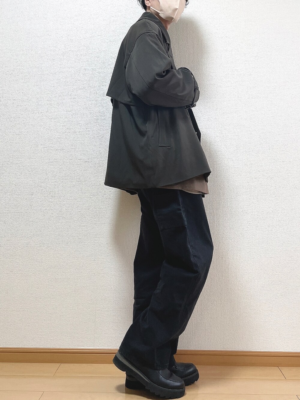ブラウン系のトレンチコート、ブラウン系のシャツ/ブラウス、ブラック系のデニムパンツを着用したメンズの秋コーディネートの2枚目の写真