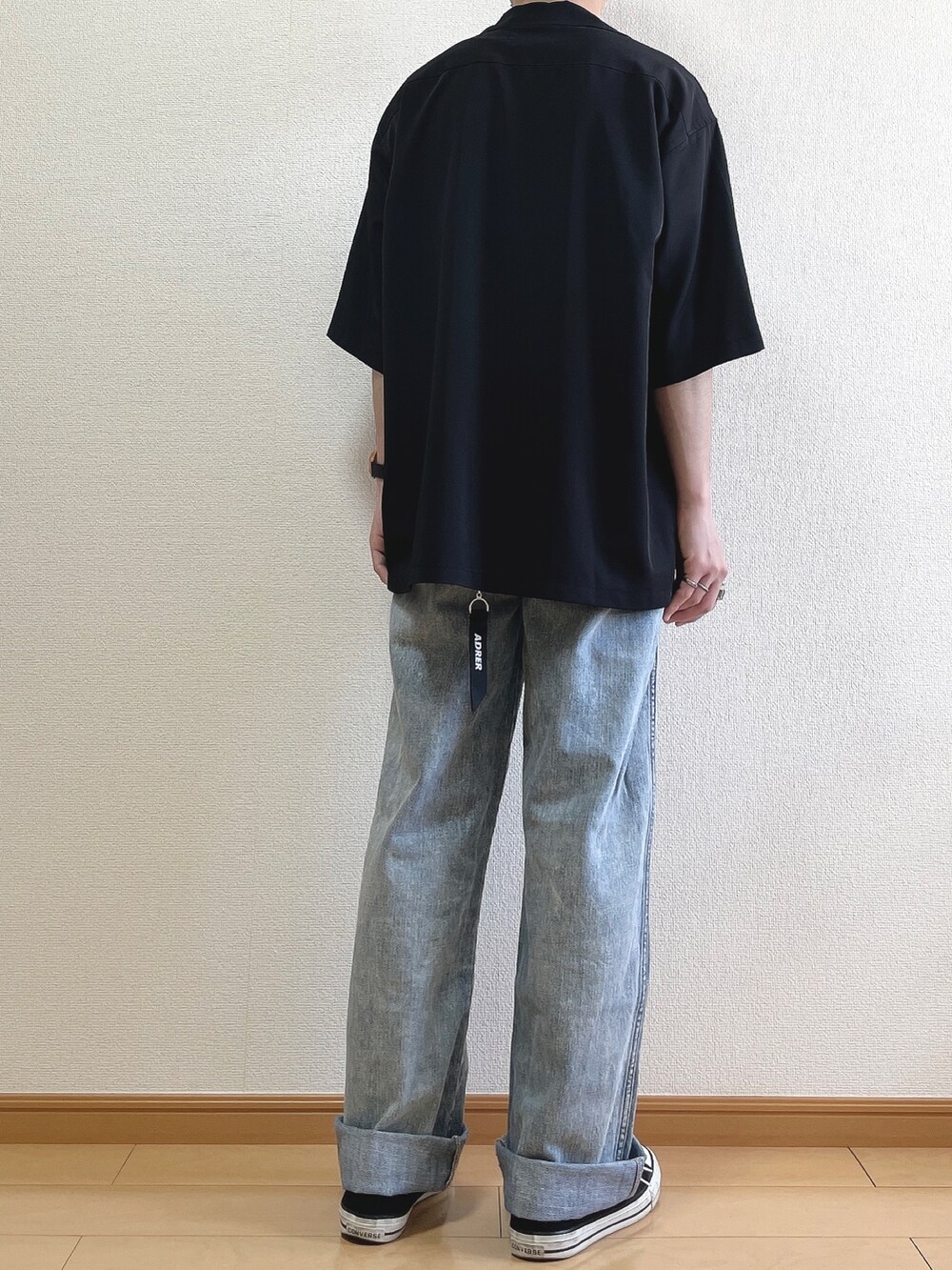 ブラック系のジャケット/アウター、ホワイト系のTシャツ/カットソー、ブルー系のデニムパンツを着用したメンズの春コーディネートの4枚目の写真