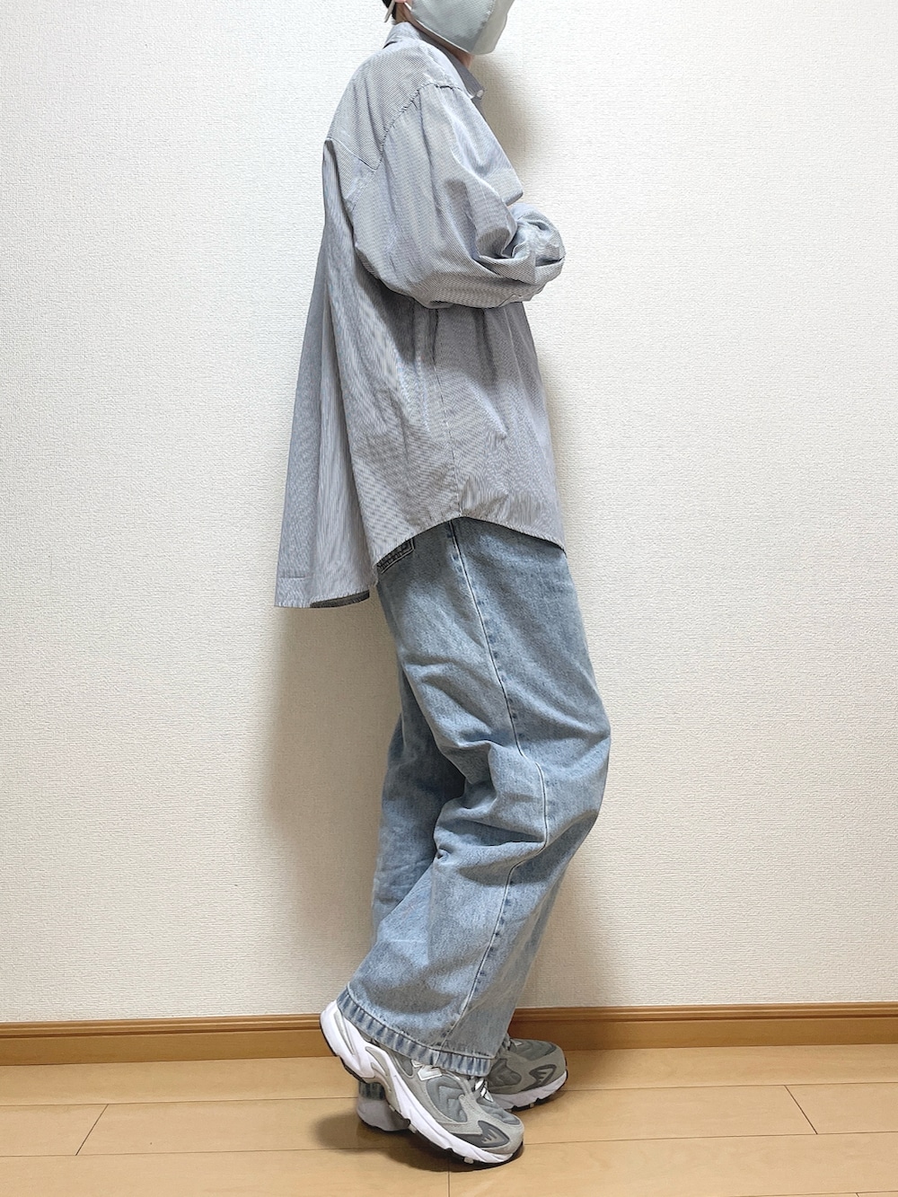 その他のシャツ/ブラウス、ホワイト系のTシャツ/カットソー、ブルー系のデニムパンツを着用したメンズの春コーディネートの2枚目の写真