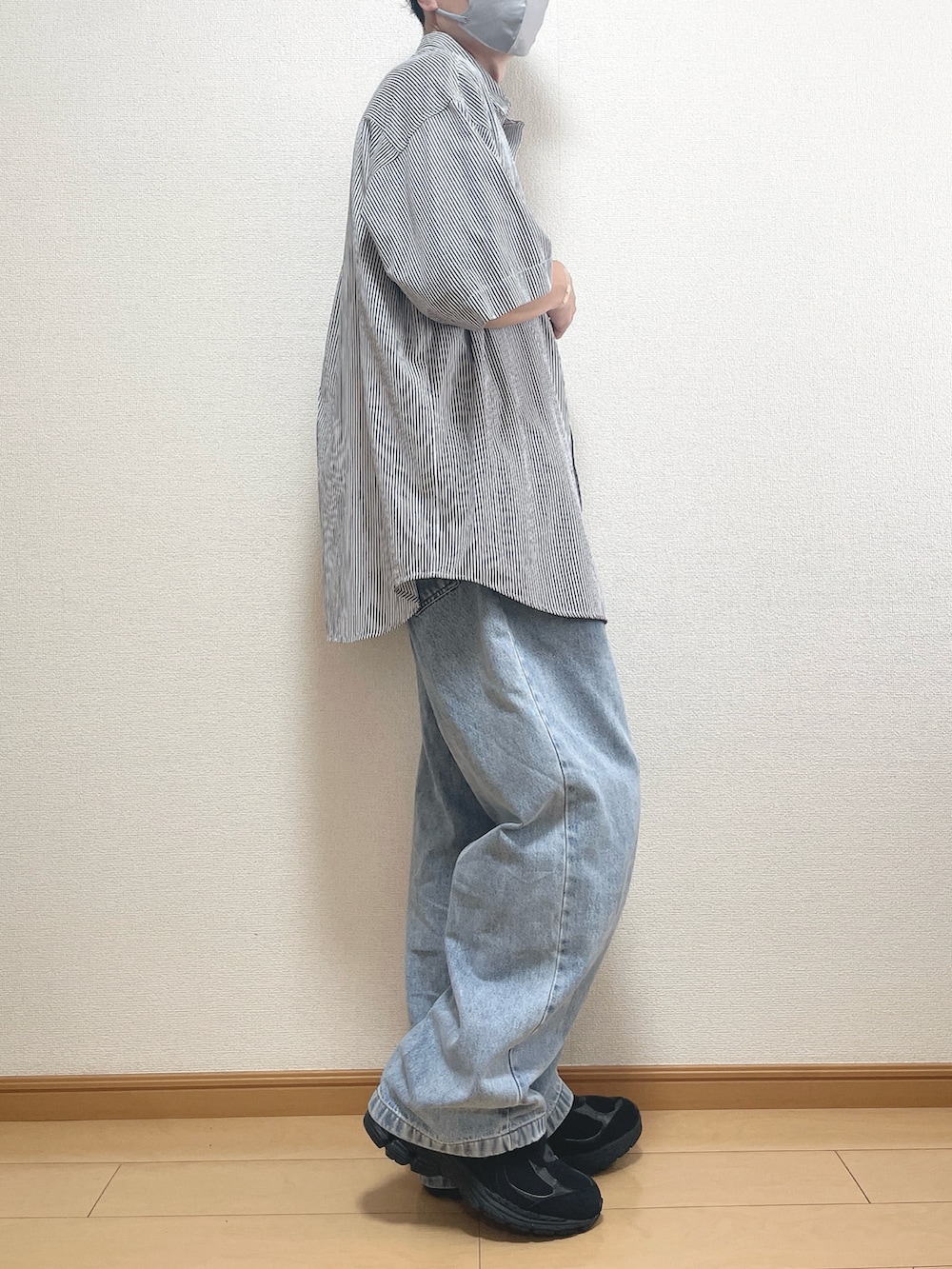 ブラック系のスニーカー、ブルー系のシャツ/ブラウス、ブルー系のデニムパンツを着用したメンズの秋コーディネートの2枚目の写真