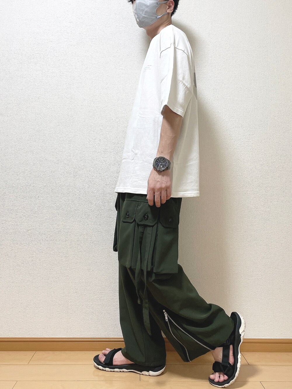 グリーン系のTシャツ/カットソー、グリーン系のカーゴパンツ、ブラック系のサンダルを着用したメンズの夏コーディネートの3枚目の写真