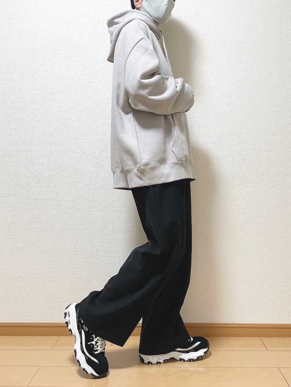 グレー系のパーカー、ブラック系のその他パンツ、ブラック系のスニーカーを着用したメンズの秋コーディネートの2枚目の写真