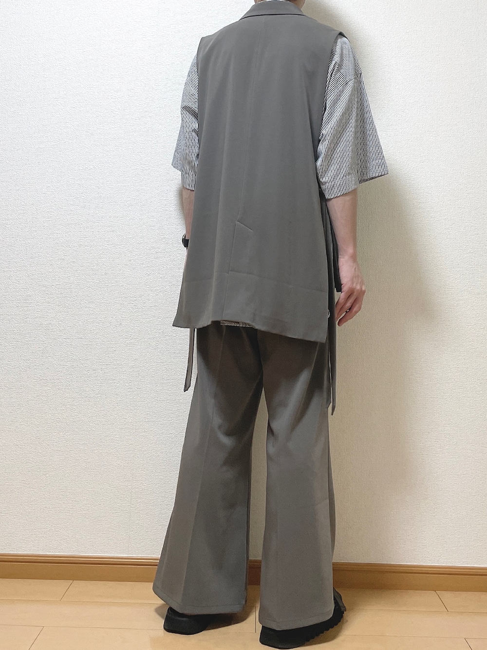 ブラウン系のベスト、ブルー系のシャツ/ブラウス、ブラウン系のスラックスを着用したメンズの夏コーディネートの4枚目の写真