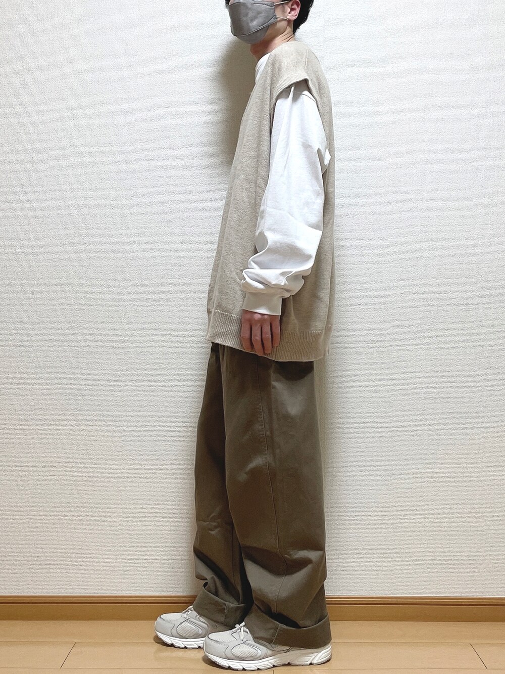 ベージュ系のニット/セーター、ホワイト系のTシャツ/カットソー、ベージュ系のその他パンツを着用したメンズの春コーディネートの3枚目の写真