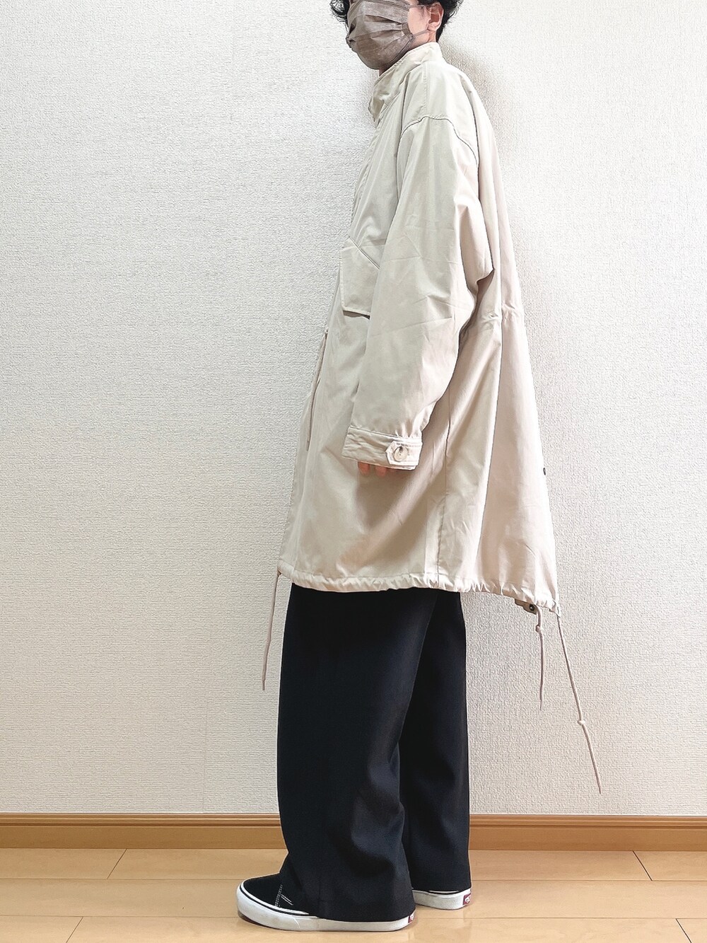 ベージュ系のモッズコート、ブラック系のその他パンツ、ブラック系のスニーカーを着用したメンズの秋コーディネートの3枚目の写真