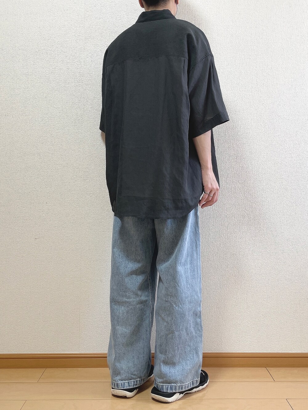 グレー系のシャツ/ブラウス、ホワイト系のTシャツ/カットソー、ブルー系のデニムパンツを着用したメンズの夏コーディネートの4枚目の写真