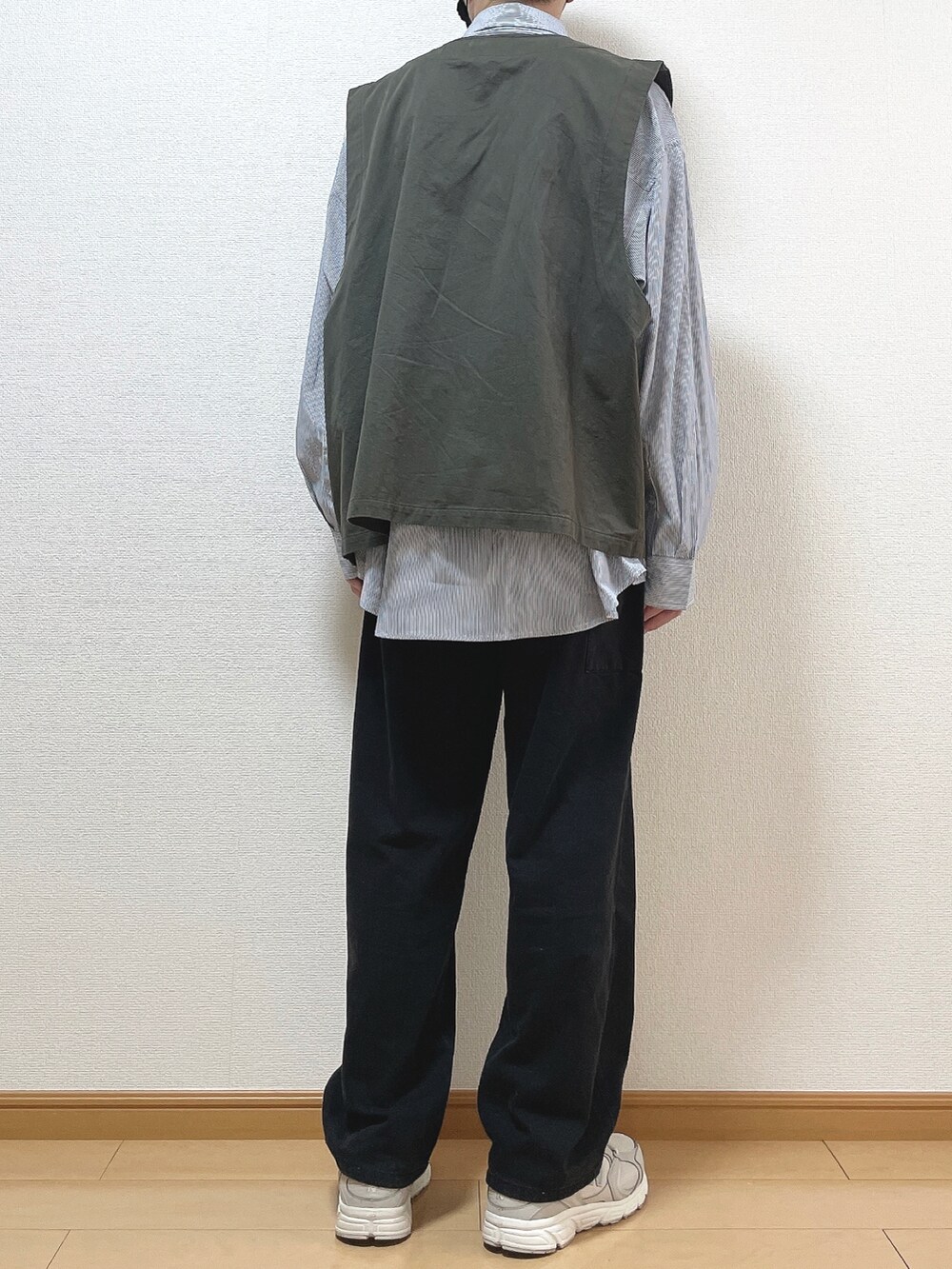グレー系のベスト、その他のシャツ/ブラウス、ブラック系のデニムパンツを着用したメンズの春コーディネートの4枚目の写真