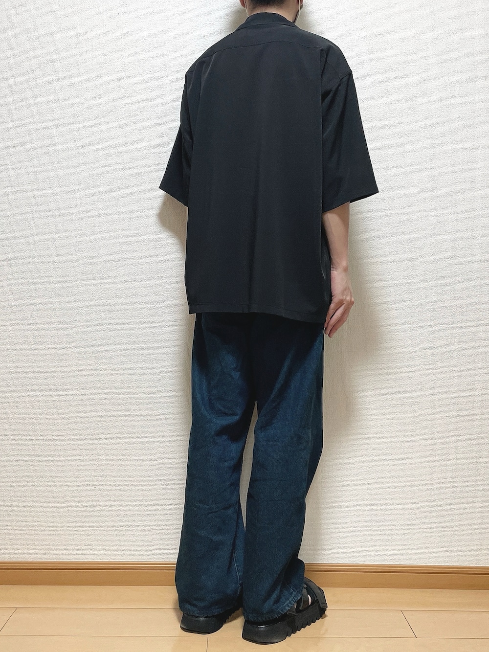 ホワイト系のTシャツ/カットソー、ブルー系のデニムパンツ、ブラック系のサンダルを着用したメンズの夏コーディネートの4枚目の写真