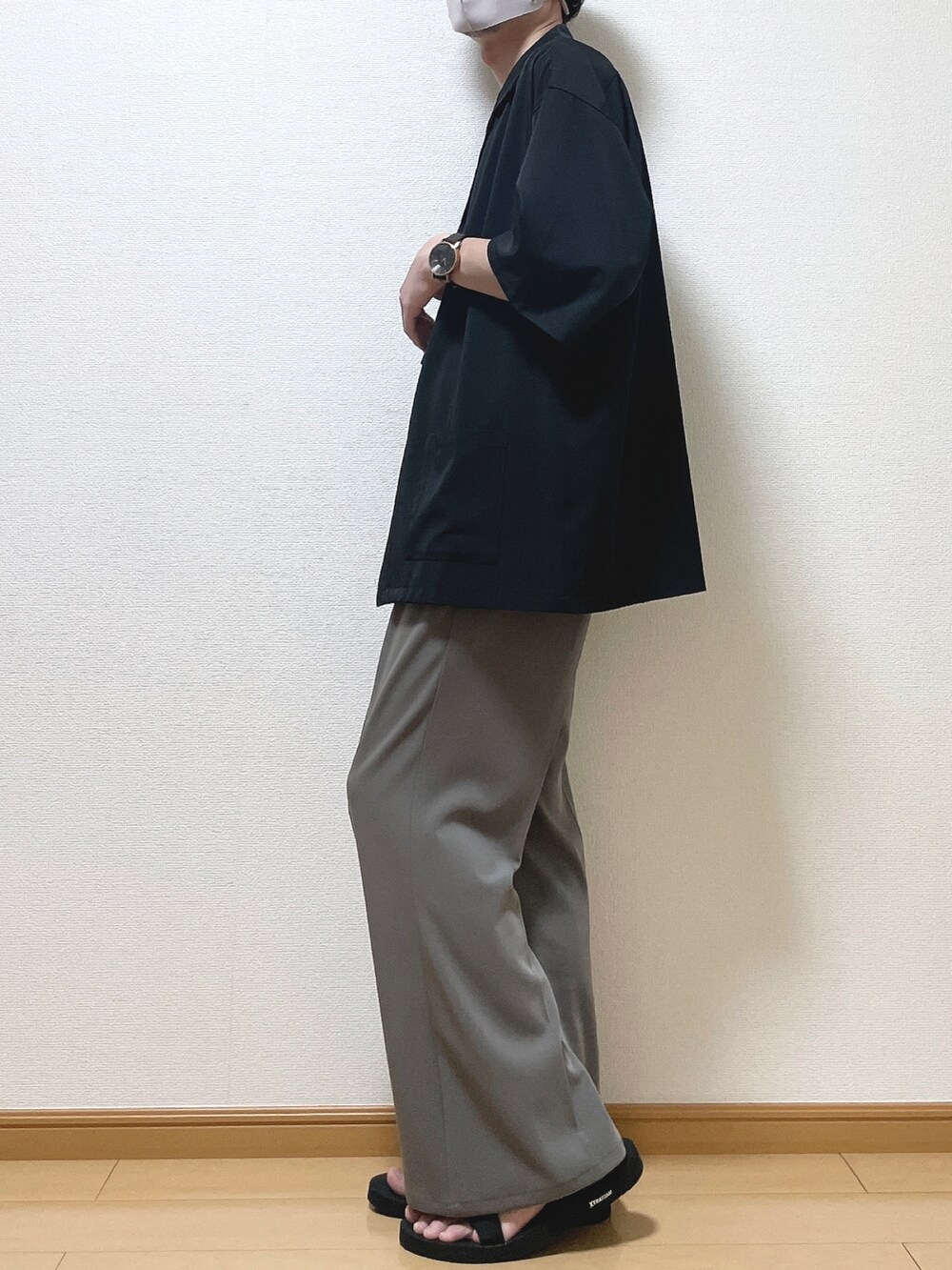 ブラック系のジャケット/アウター、ホワイト系のタンクトップ、ブラウン系のスラックスを着用したメンズの夏コーディネートの3枚目の写真