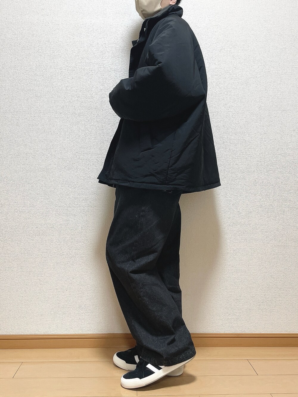 ブラック系のその他アウター、ブラック系のニット/セーター、ブラック系のデニムパンツを着用したメンズの冬コーディネートの3枚目の写真