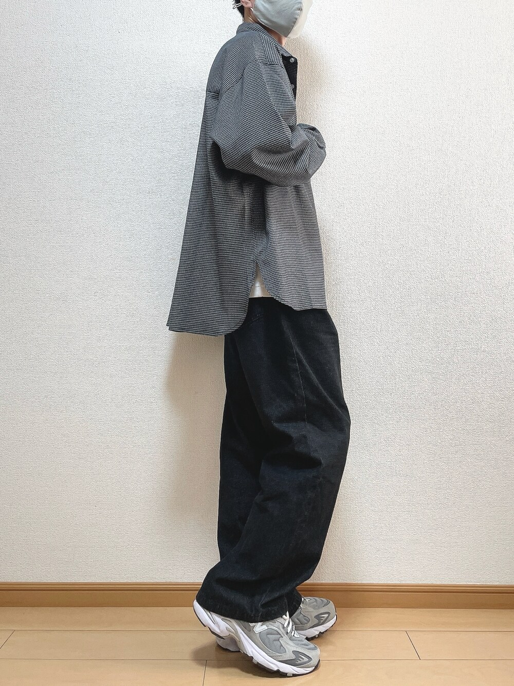 その他のシャツ/ブラウス、ブラック系のデニムパンツ、グレー系のスニーカーを着用したメンズの秋コーディネートの2枚目の写真