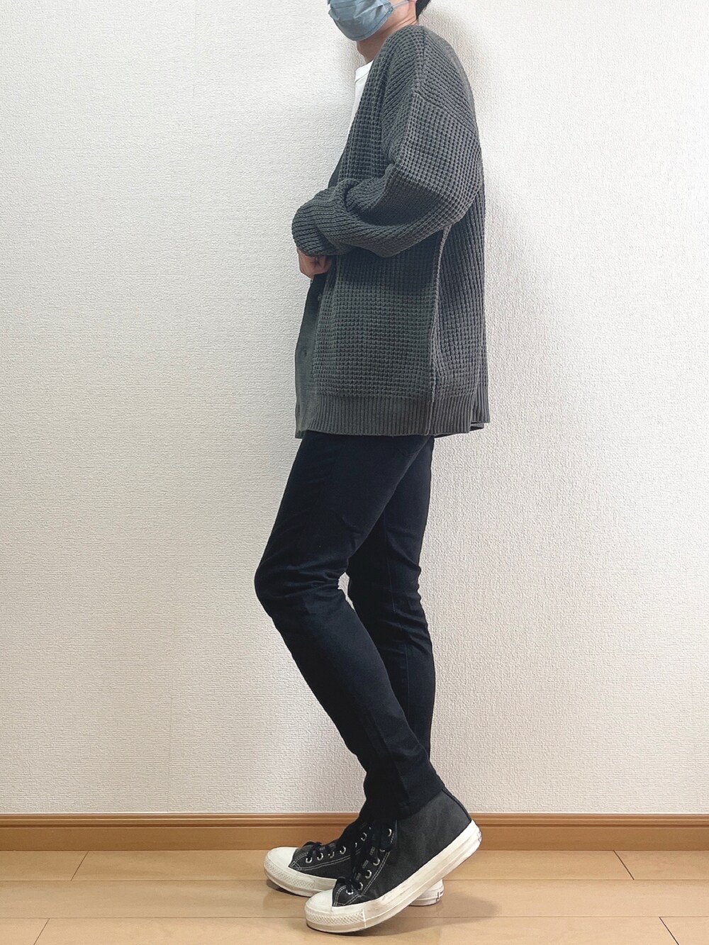 グレー系のカーディガン/ボレロ、ホワイト系のTシャツ/カットソー、ブラック系のデニムパンツを着用したメンズの秋コーディネートの3枚目の写真