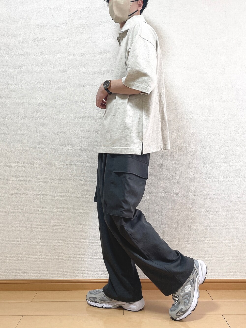 ベージュ系のTシャツ/カットソー、グレー系のカーゴパンツ、グレー系のスニーカーを着用したメンズの夏コーディネートの3枚目の写真