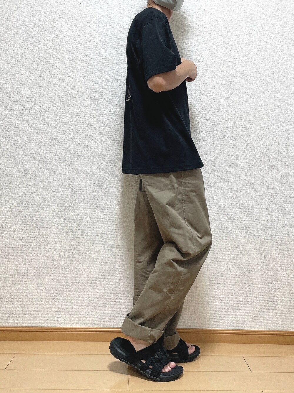 ブラック系のTシャツ/カットソー、ベージュ系のその他パンツ、ブラック系のサンダルを着用したメンズの夏コーディネートの3枚目の写真
