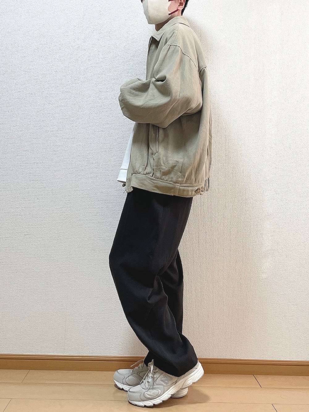 ベージュ系のブルゾン、ホワイト系のスウェット、グレー系のセットアップを着用したメンズの冬コーディネートの3枚目の写真