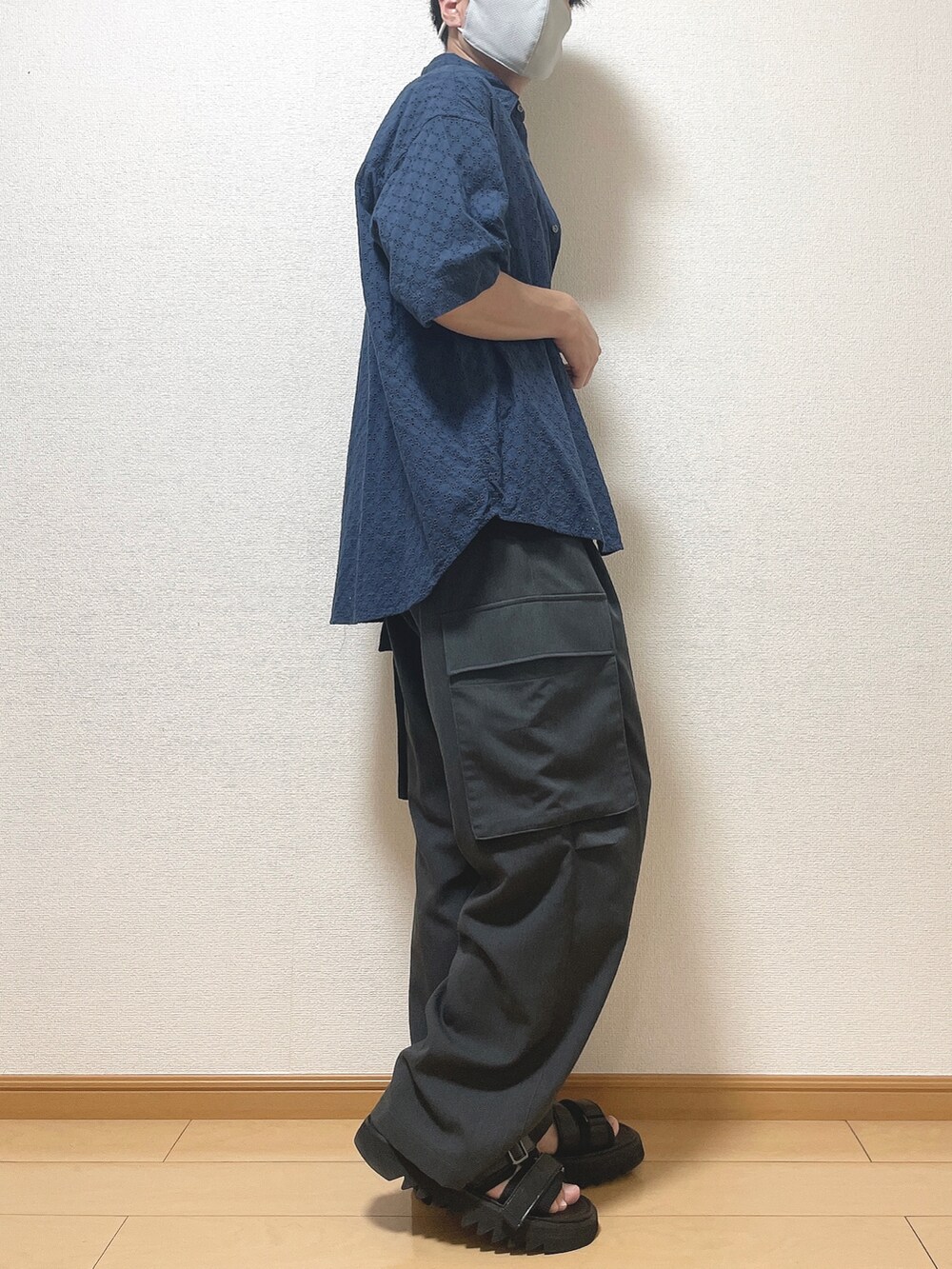 ブルー系のシャツ/ブラウス、グレー系のカーゴパンツ、ブラック系のサンダルを着用したメンズの夏コーディネートの2枚目の写真