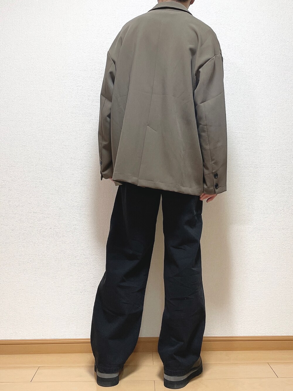 ブラウン系のテーラードジャケット、ホワイト系のTシャツ/カットソー、ブラック系のデニムパンツを着用したメンズの冬コーディネートの4枚目の写真