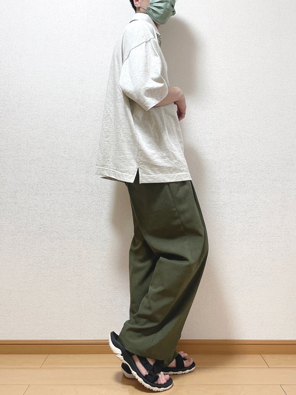 ベージュ系のTシャツ/カットソー、グリーン系のその他パンツ、ブラック系のサンダルを着用したメンズの夏コーディネートの2枚目の写真