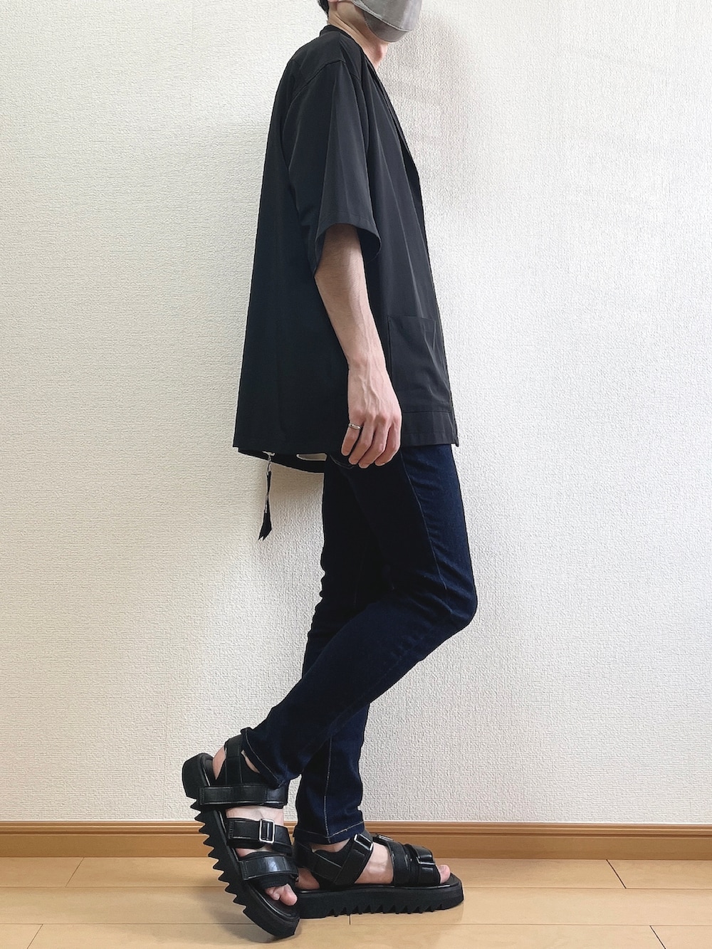 ブラック系のジャケット/アウター、ホワイト系のTシャツ/カットソー、ブルー系のデニムパンツを着用したメンズの夏コーディネートの2枚目の写真