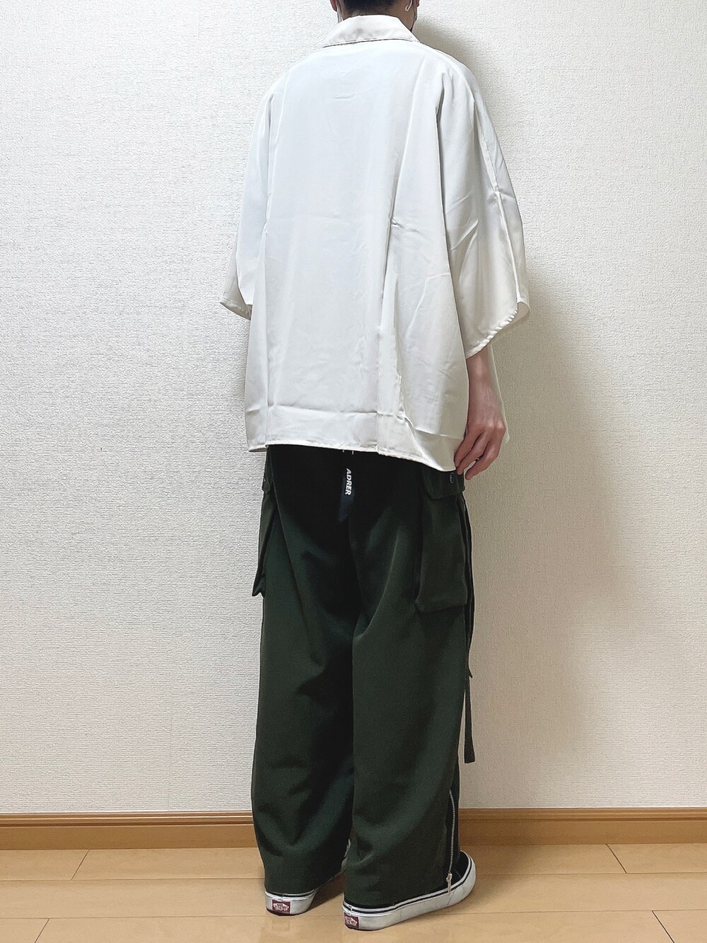 ホワイト系のシャツ/ブラウス、ブラック系のTシャツ/カットソー、グリーン系のカーゴパンツを着用したメンズの春コーディネートの4枚目の写真