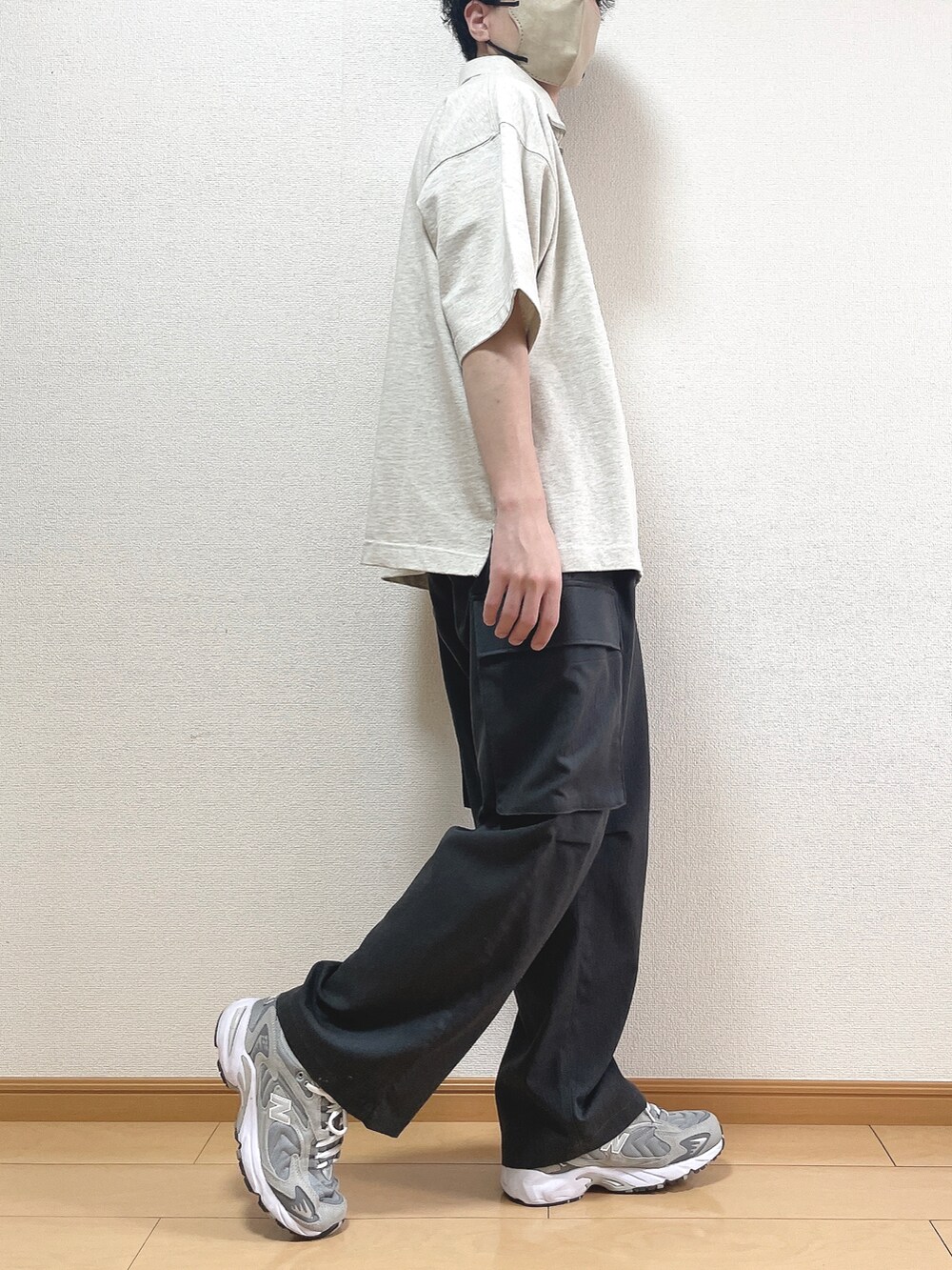 ベージュ系のTシャツ/カットソー、グレー系のカーゴパンツ、グレー系のスニーカーを着用したメンズの夏コーディネートの2枚目の写真