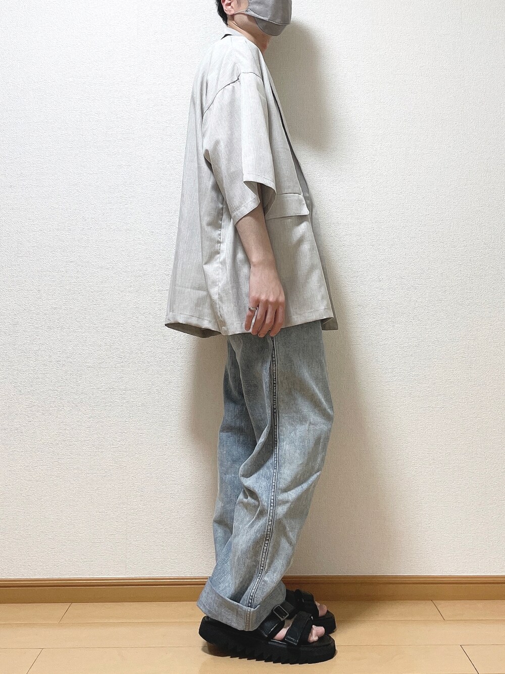 ベージュ系のその他トップス、ホワイト系のTシャツ/カットソー、ブルー系のデニムパンツを着用したメンズの夏コーディネートの2枚目の写真