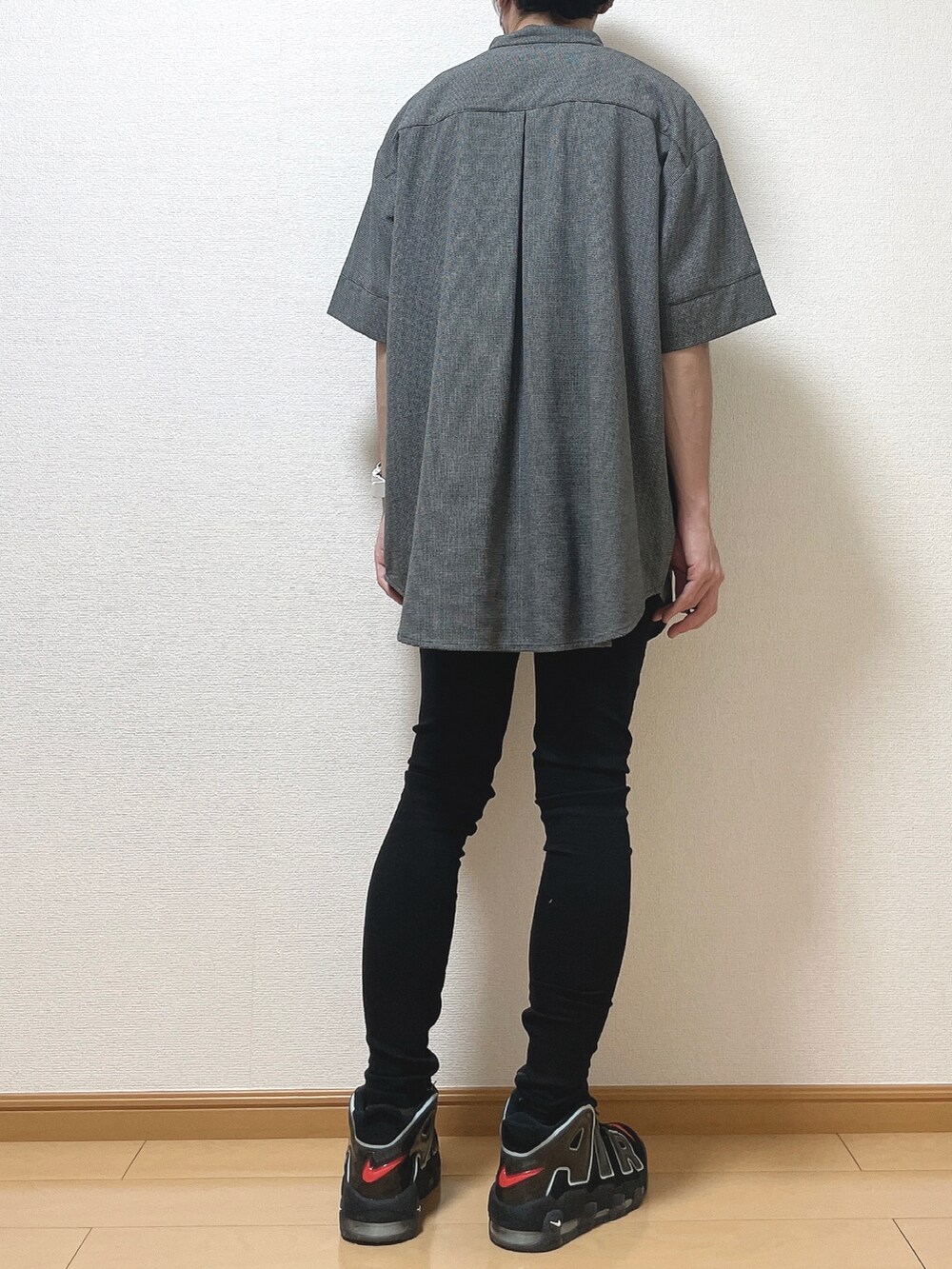 ブラック系のシャツ/ブラウス、ブラック系のデニムパンツ、ブラック系のスニーカーを着用したメンズの夏コーディネートの4枚目の写真