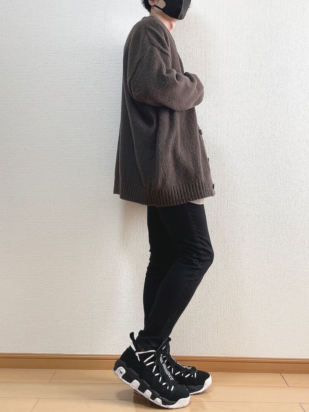 ブラウン系のカーディガン/ボレロ、ブラウン系のシャツ/ブラウス、ブラック系のデニムパンツを着用したメンズの秋コーディネートの2枚目の写真