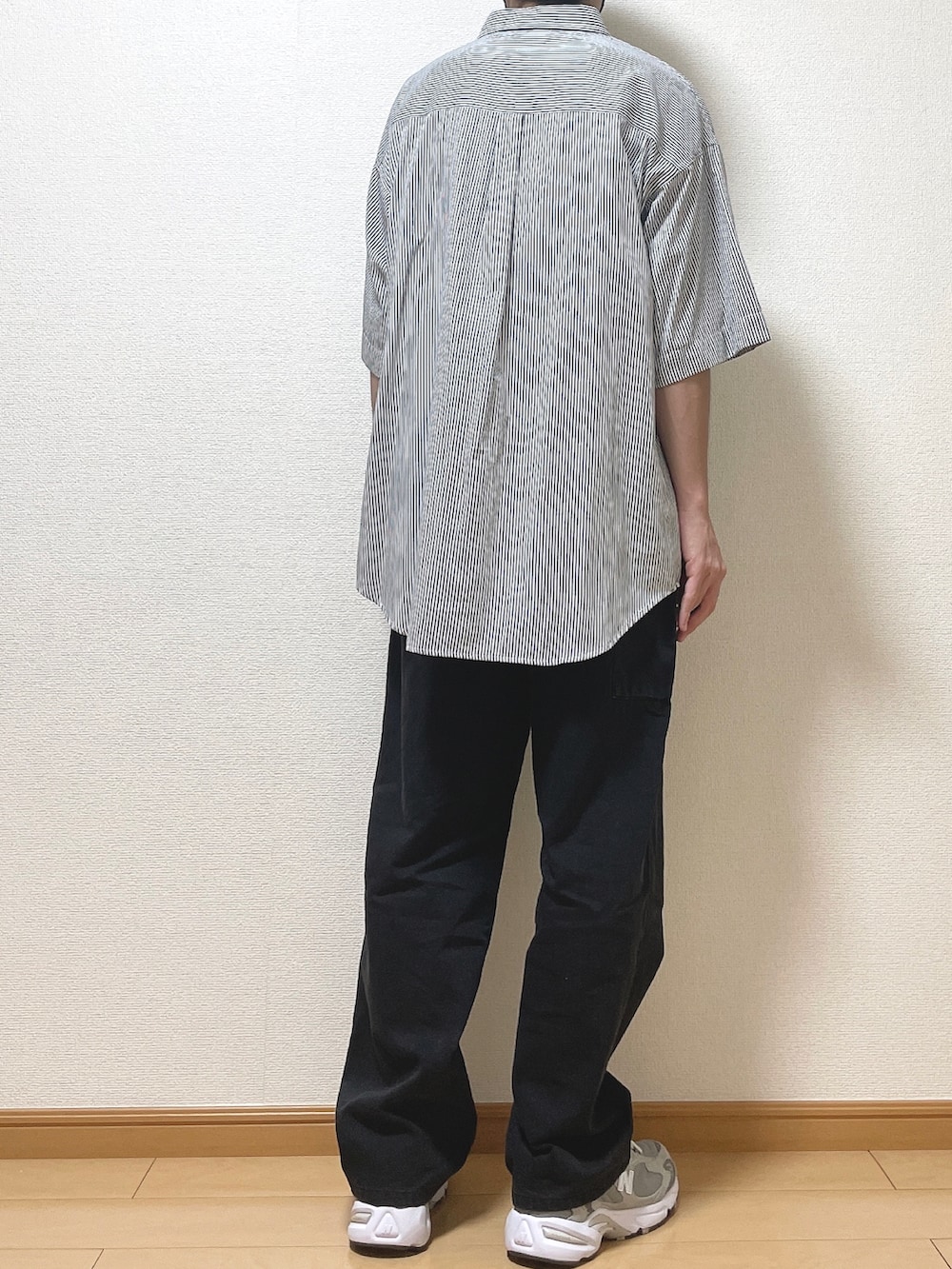 ブルー系のシャツ/ブラウス、ブラック系のデニムパンツ、グレー系のスニーカーを着用したメンズの夏コーディネートの4枚目の写真