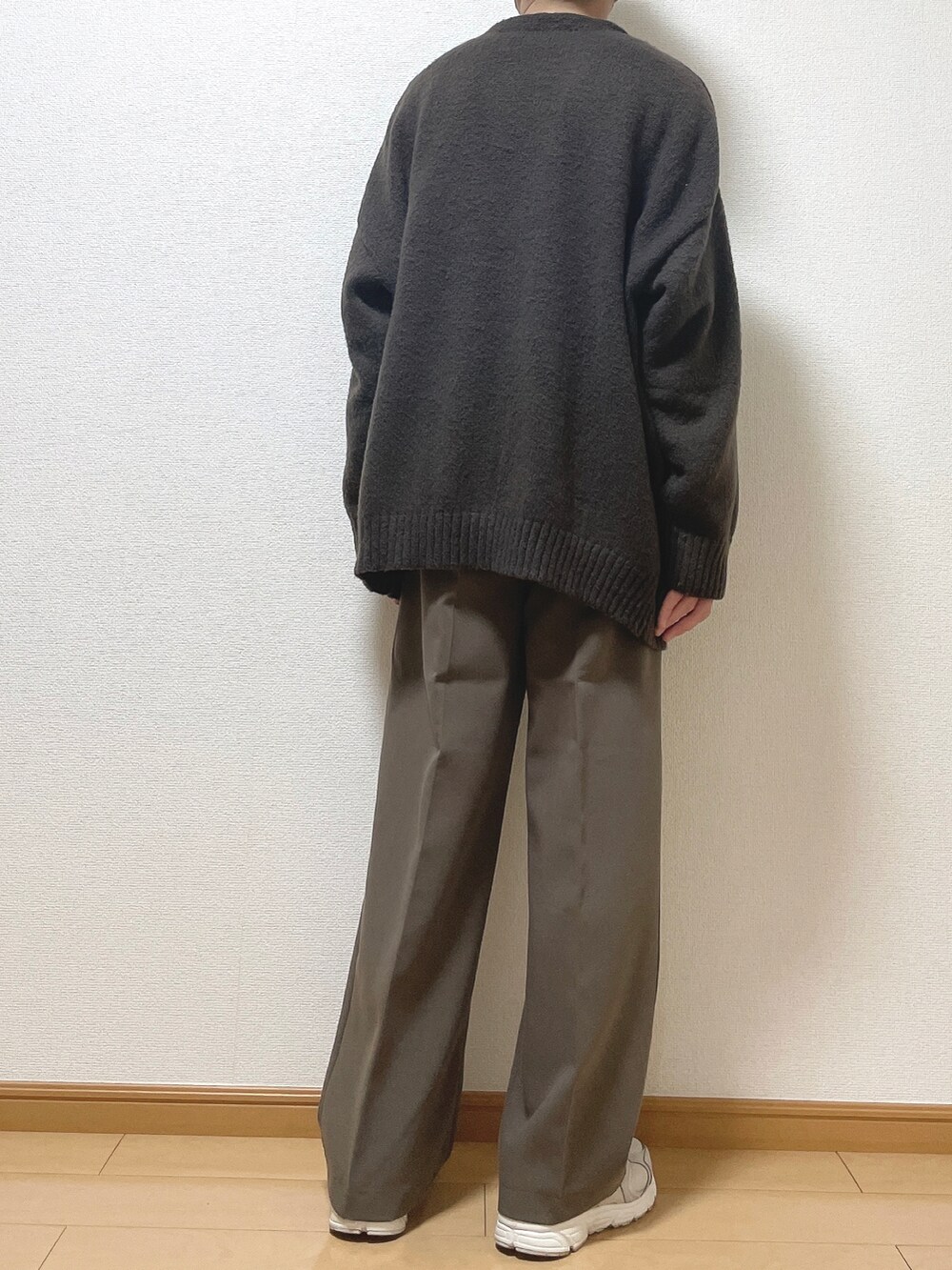 ブラウン系のカーディガン/ボレロ、ホワイト系のTシャツ/カットソー、ブラウン系のその他パンツを着用したメンズの秋コーディネートの4枚目の写真