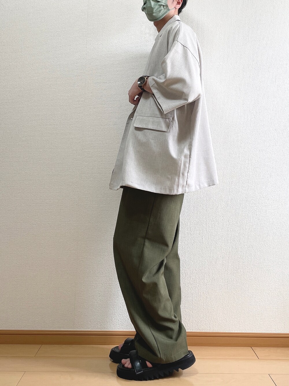 ベージュ系のその他トップス、ホワイト系のTシャツ/カットソー、グリーン系のその他パンツを着用したメンズの夏コーディネートの3枚目の写真