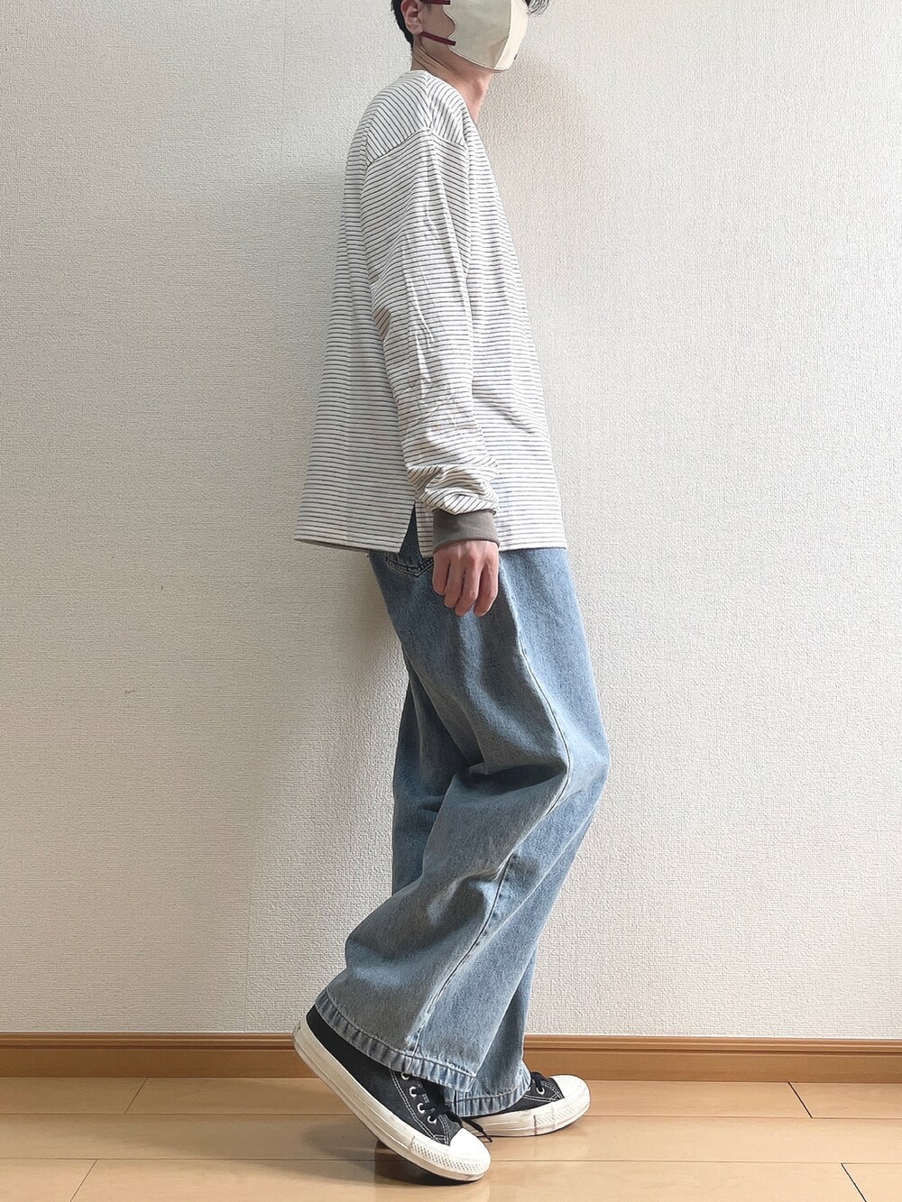 グリーン系のTシャツ/カットソー、ブルー系のデニムパンツ、ブラック系のスニーカーを着用したメンズの春コーディネートの2枚目の写真