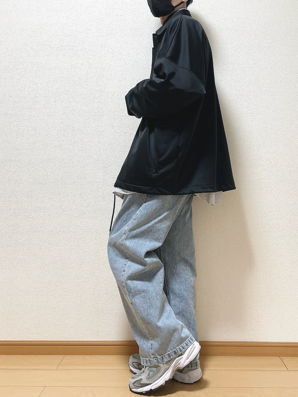 ブラック系のチェスターコート、その他のシャツ/ブラウス、ブラック系のTシャツ/カットソーを着用したメンズの冬コーディネートの3枚目の写真