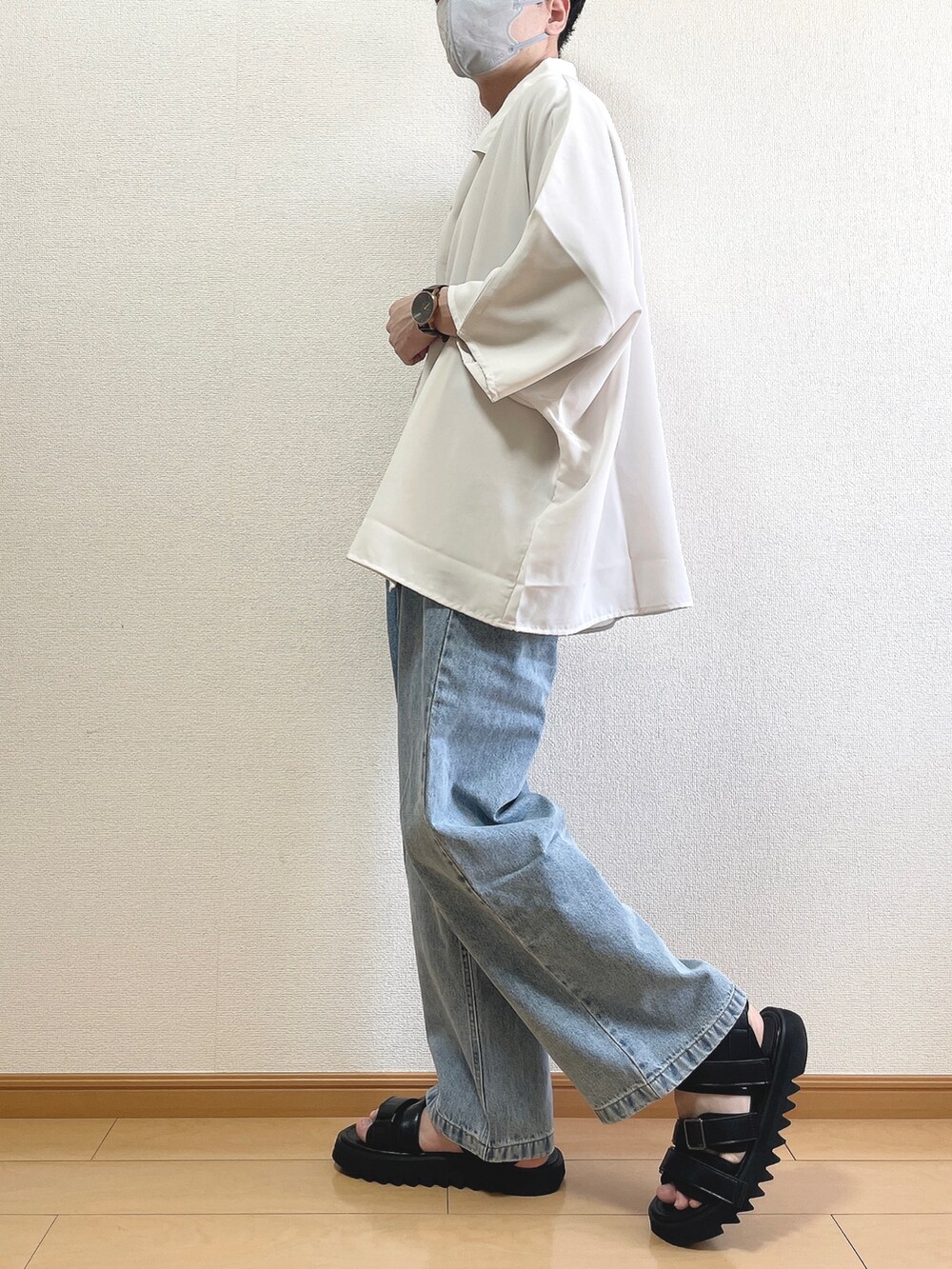 ホワイト系のシャツ/ブラウス、ベージュ系のTシャツ/カットソー、ブルー系のデニムパンツを着用したメンズの夏コーディネートの3枚目の写真