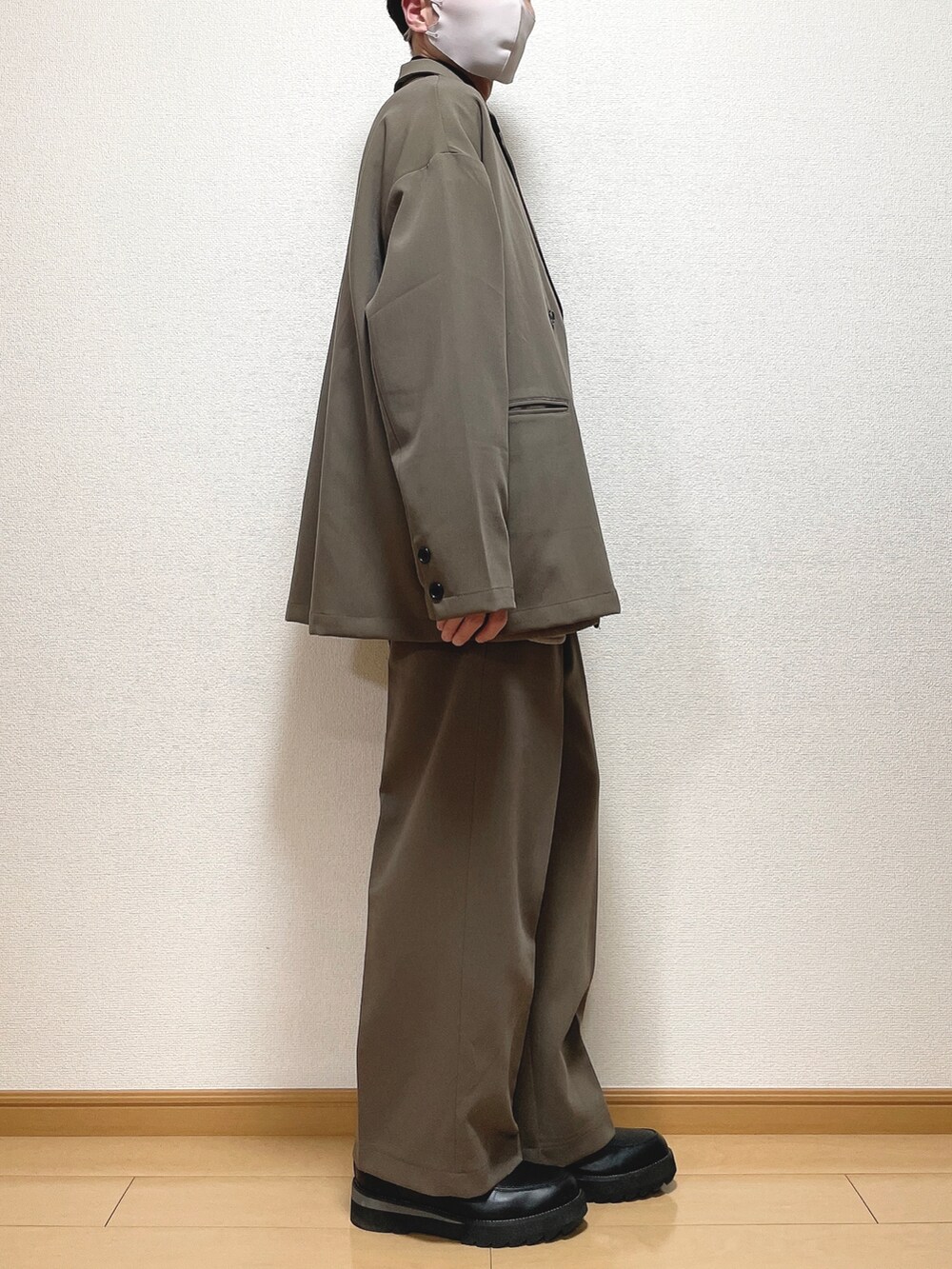 ブラウン系のテーラードジャケット、ブラウン系のシャツ/ブラウス、ブラック系のTシャツ/カットソーを着用したメンズの春コーディネートの2枚目の写真