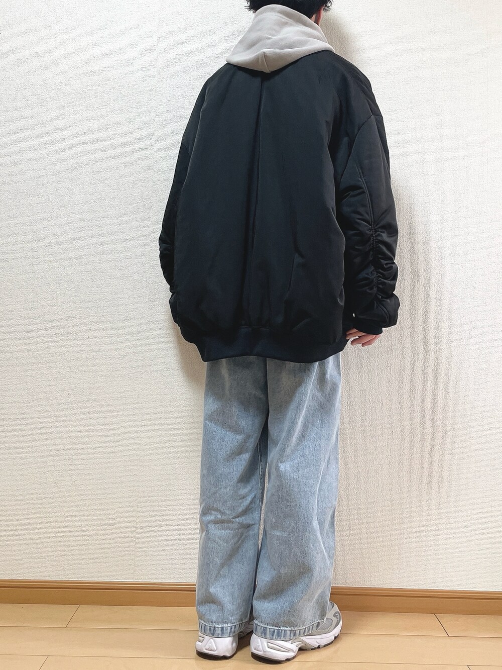 ブラック系のMA-1、グレー系のパーカー、ホワイト系のTシャツ/カットソーを着用したメンズの冬コーディネートの4枚目の写真