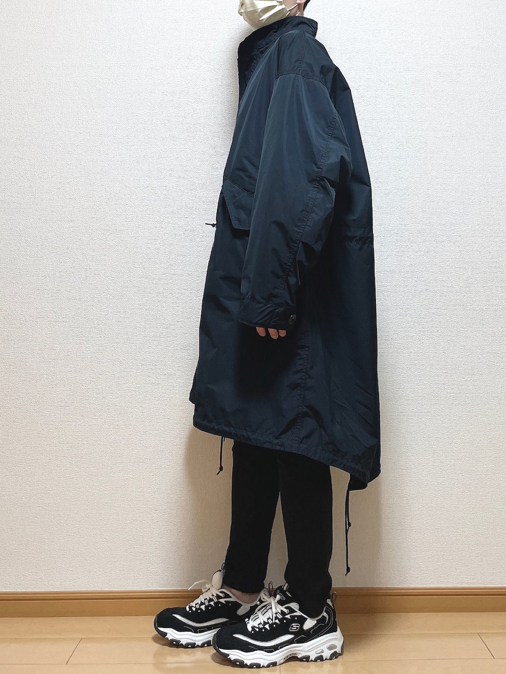 ブルー系のモッズコート、ブラウン系のシャツ/ブラウス、ブラック系のTシャツ/カットソーを着用したメンズの春コーディネートの3枚目の写真