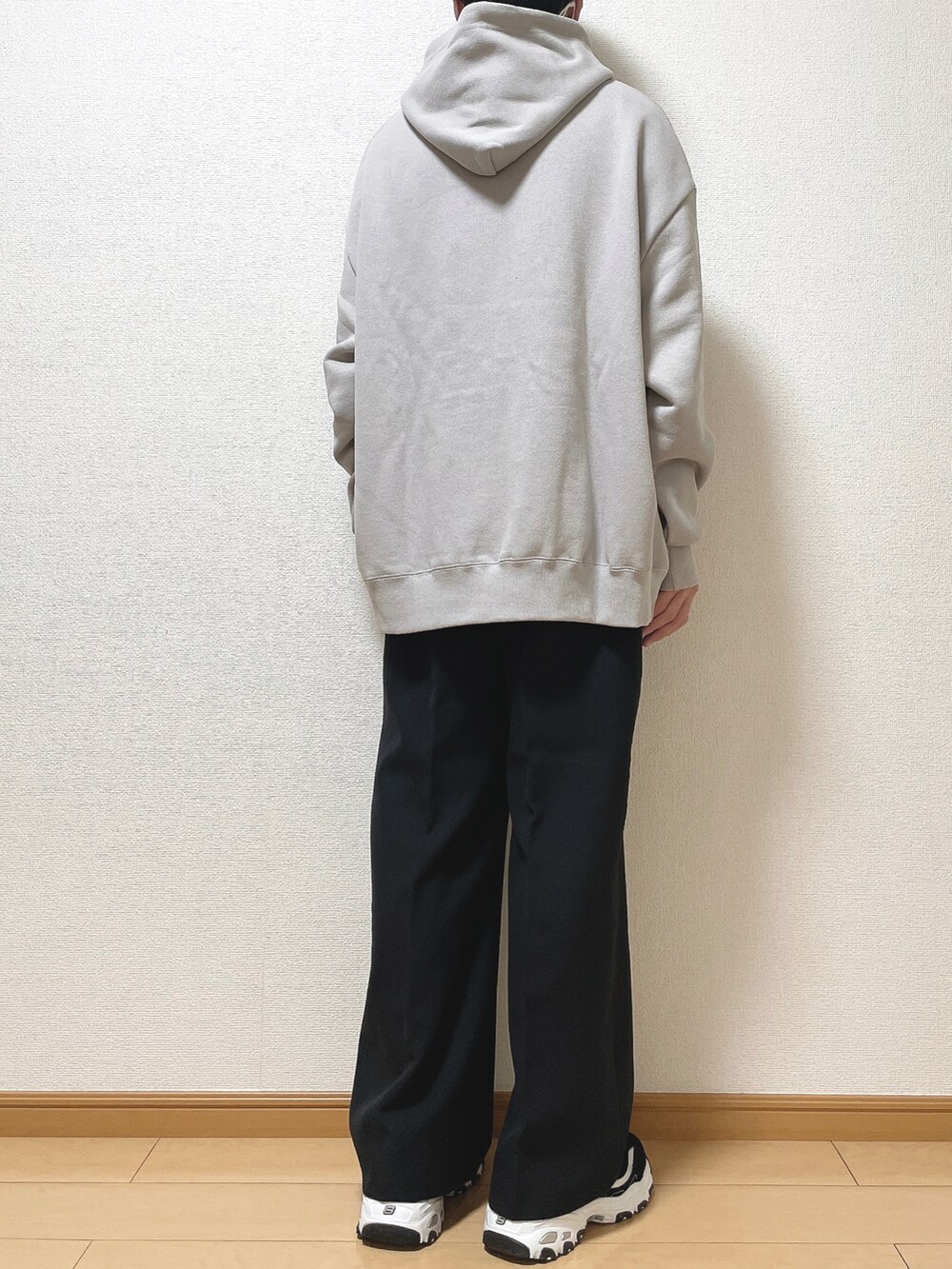 グレー系のパーカー、ブラック系のその他パンツ、ブラック系のスニーカーを着用したメンズの秋コーディネートの4枚目の写真