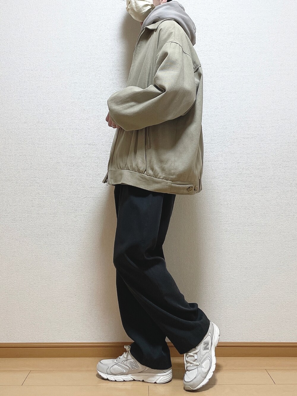 ベージュ系のブルゾン、ベージュ系のパーカー、グレー系のセットアップを着用したメンズの春コーディネートの3枚目の写真