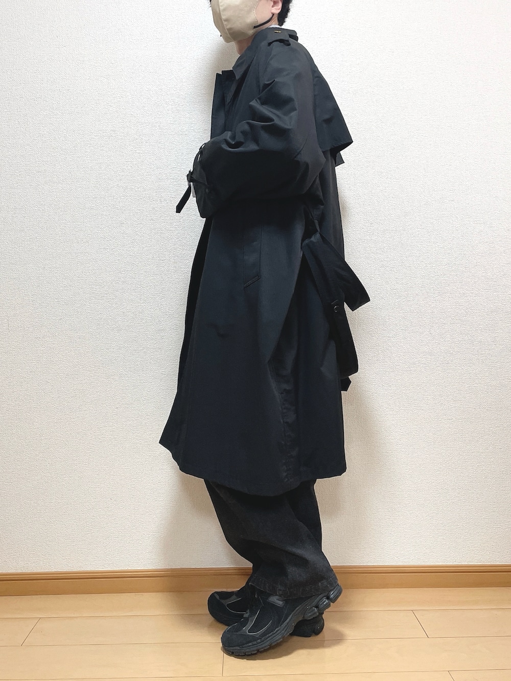 ブラック系のトレンチコート、その他のシャツ/ブラウス、ブラック系のデニムパンツを着用したメンズの春コーディネートの3枚目の写真